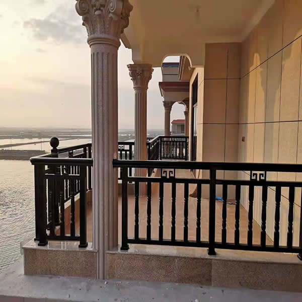 Balcony guardrail